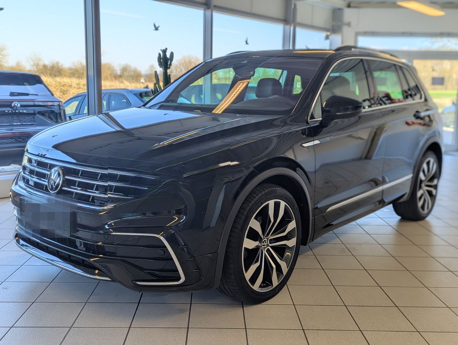 Volkswagen Tiguan 2.0 TDI DSG R-Line Matrix Pano HUD AHK 20 foto 3