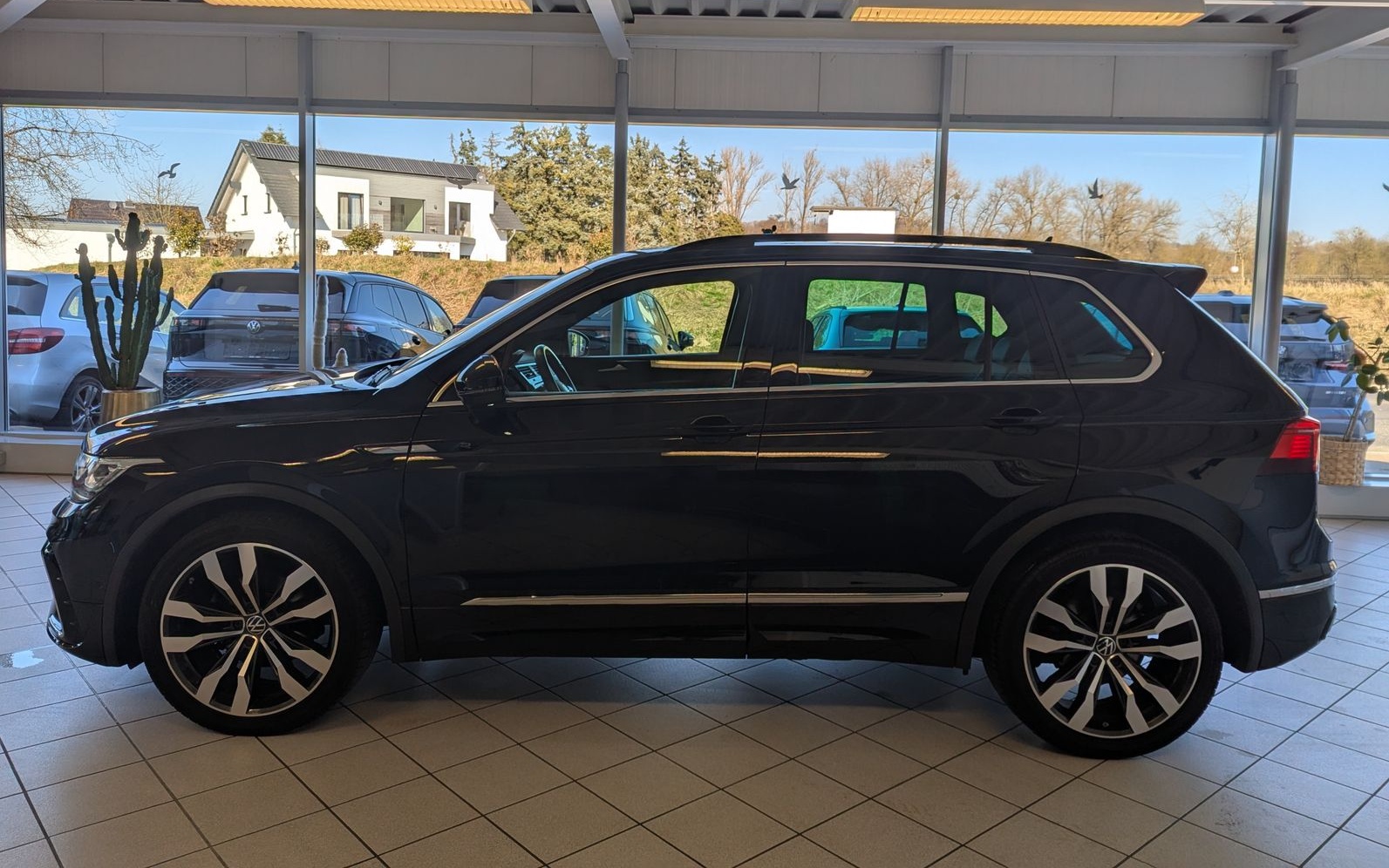 Volkswagen Tiguan 2.0 TDI DSG R-Line Matrix Pano HUD AHK 20 foto 4