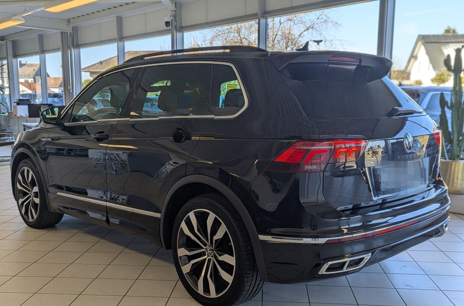 Volkswagen Tiguan 2.0 TDI DSG R-Line Matrix Pano HUD AHK 20 foto 5
