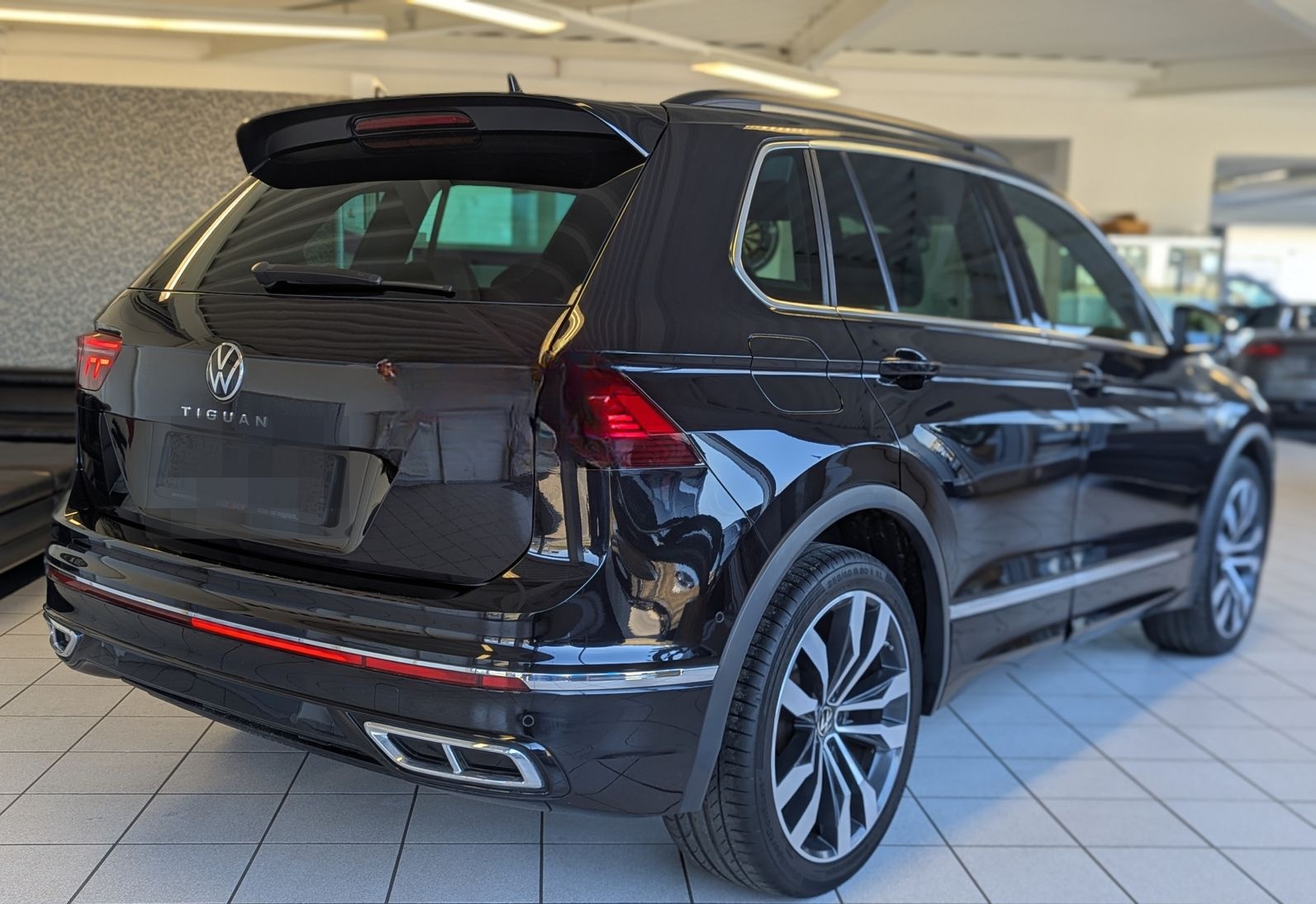 Volkswagen Tiguan 2.0 TDI DSG R-Line Matrix Pano HUD AHK 20 foto 7