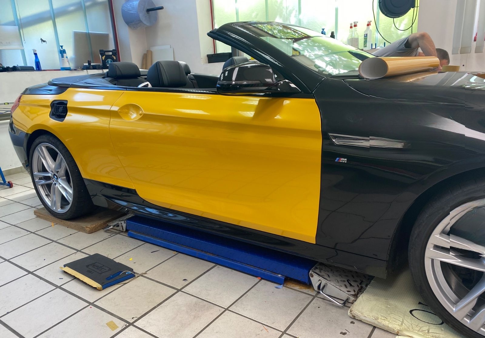 BMW 650i Cabrio - schwarz mit gelber Folie foto 3