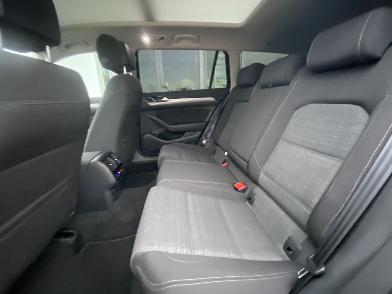 Volkswagen Passat Variant 2.0 TDI DSG BUSINESS NAVI+LED+KAM foto 11