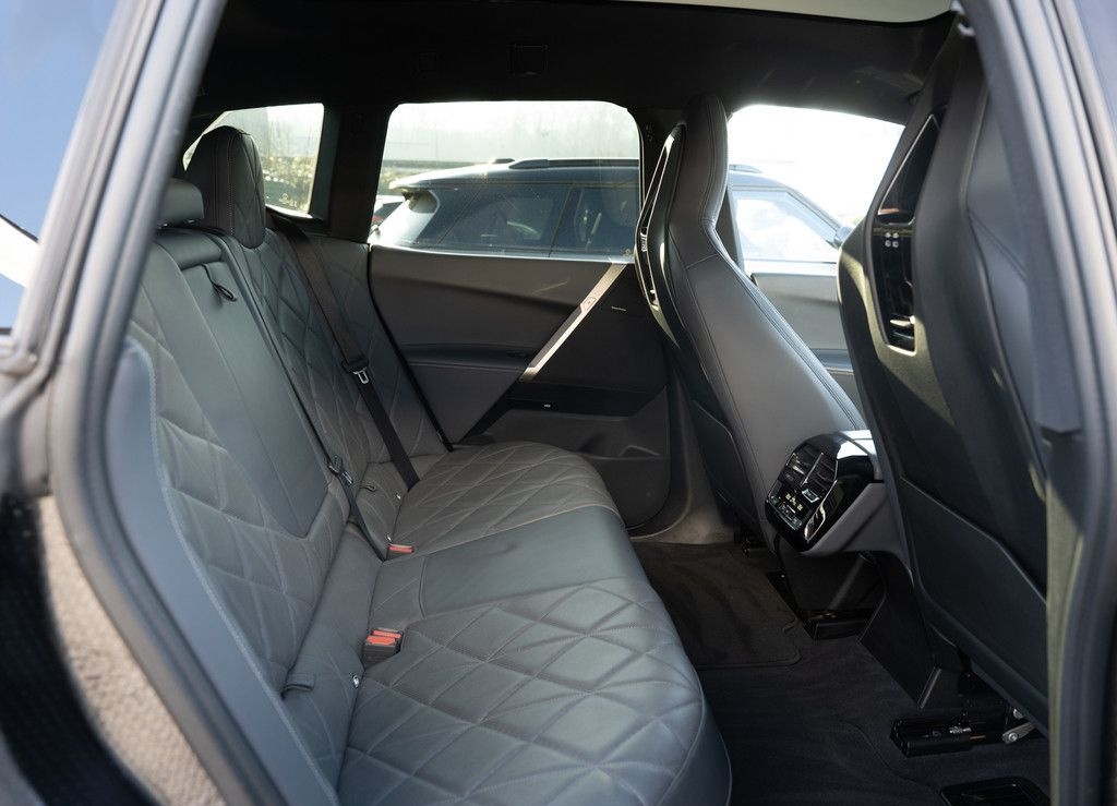 BMW iX xDrive 40 Sport PANO AHK HUD LASER LED ACC foto 12