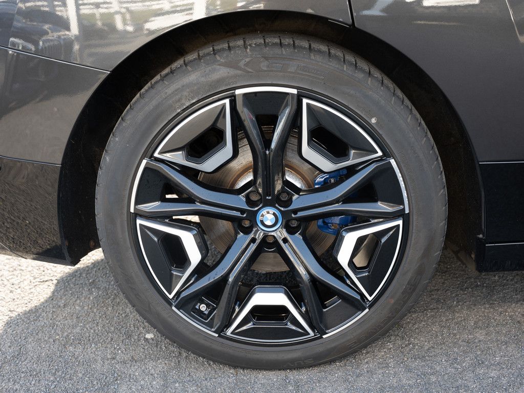 BMW iX xDrive 40 Sport PANO AHK HUD LASER LED ACC foto 13