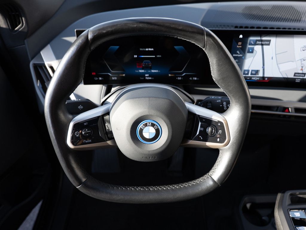 BMW iX xDrive 40 Sport PANO AHK HUD LASER LED ACC foto 17