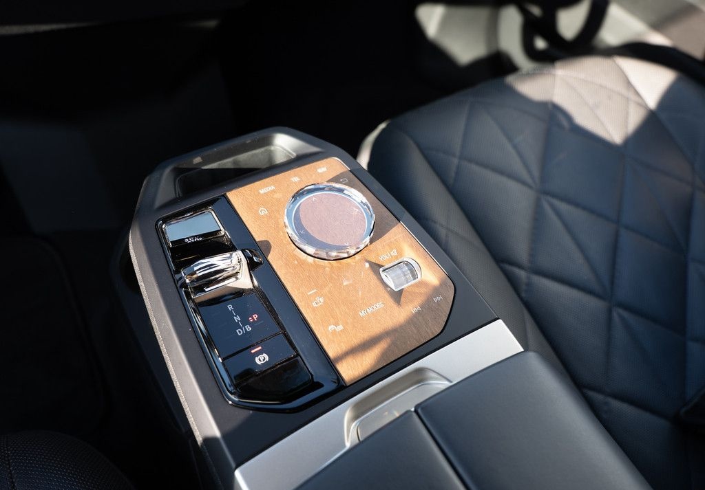 BMW iX xDrive 40 Sport PANO AHK HUD LASER LED ACC foto 25