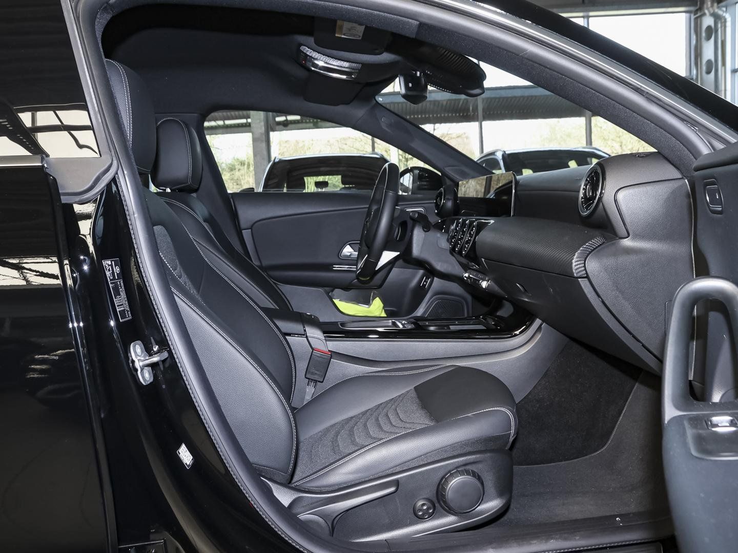 Mercedes-Benz CLA 180 Rückfahrkamera Sitzhzg MBUX-Navi LED AHK foto 6