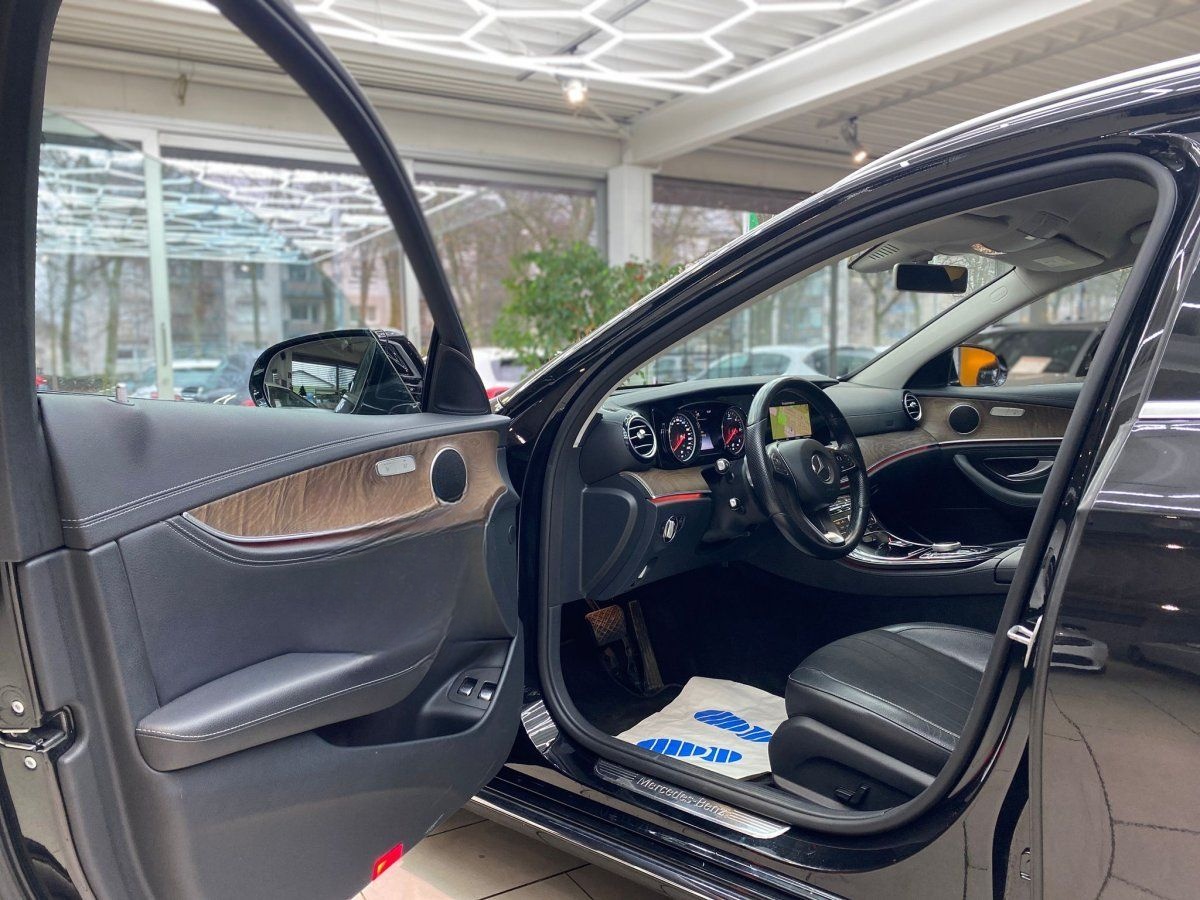 Mercedes-Benz E 220 T d Exclusive Teilleder Amb.Bel Navi RueFa foto 9