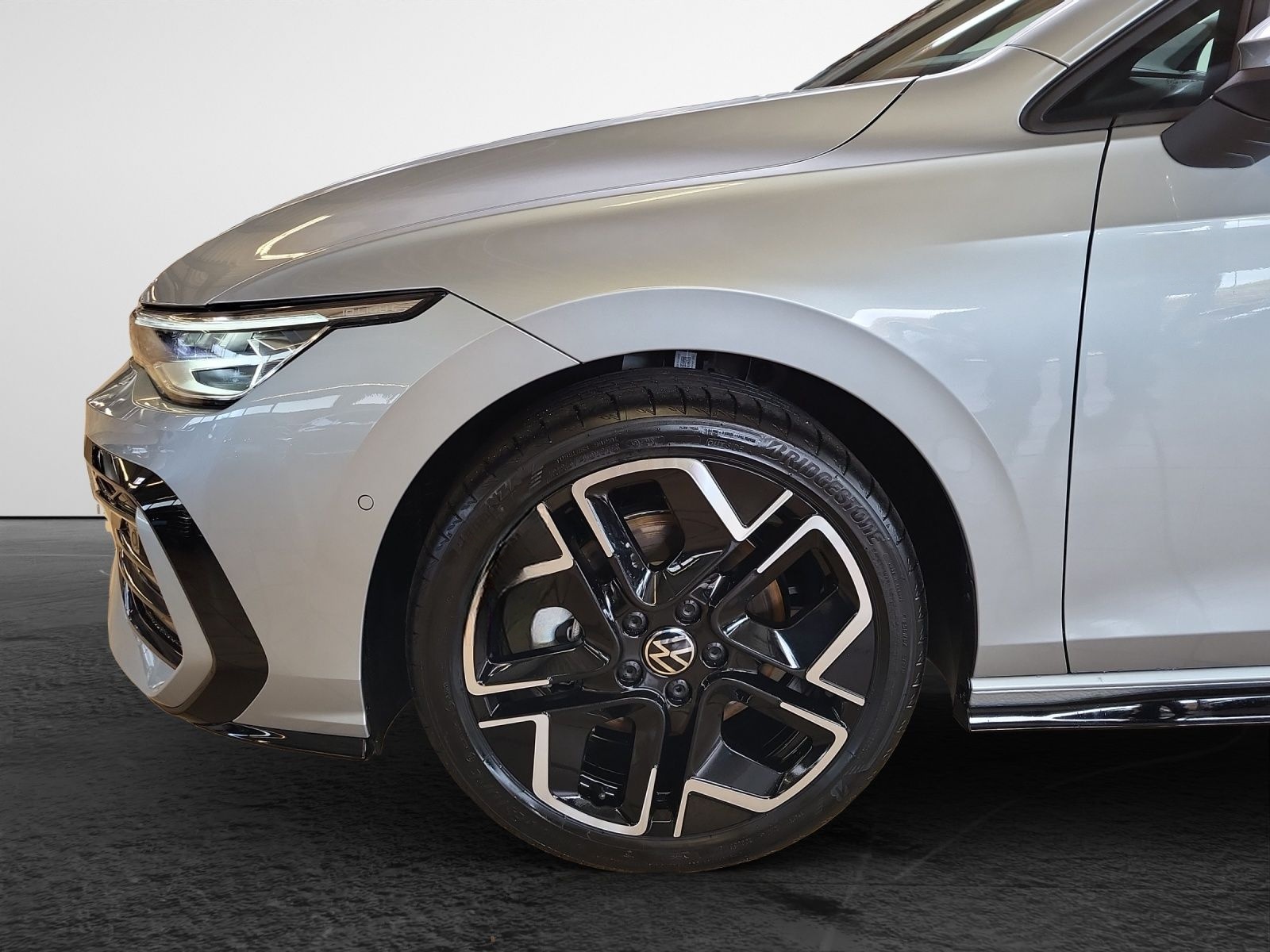 Volkswagen Golf 8 1.5 TSI R line LED-Matrix HeadUp HarmanKa foto 5