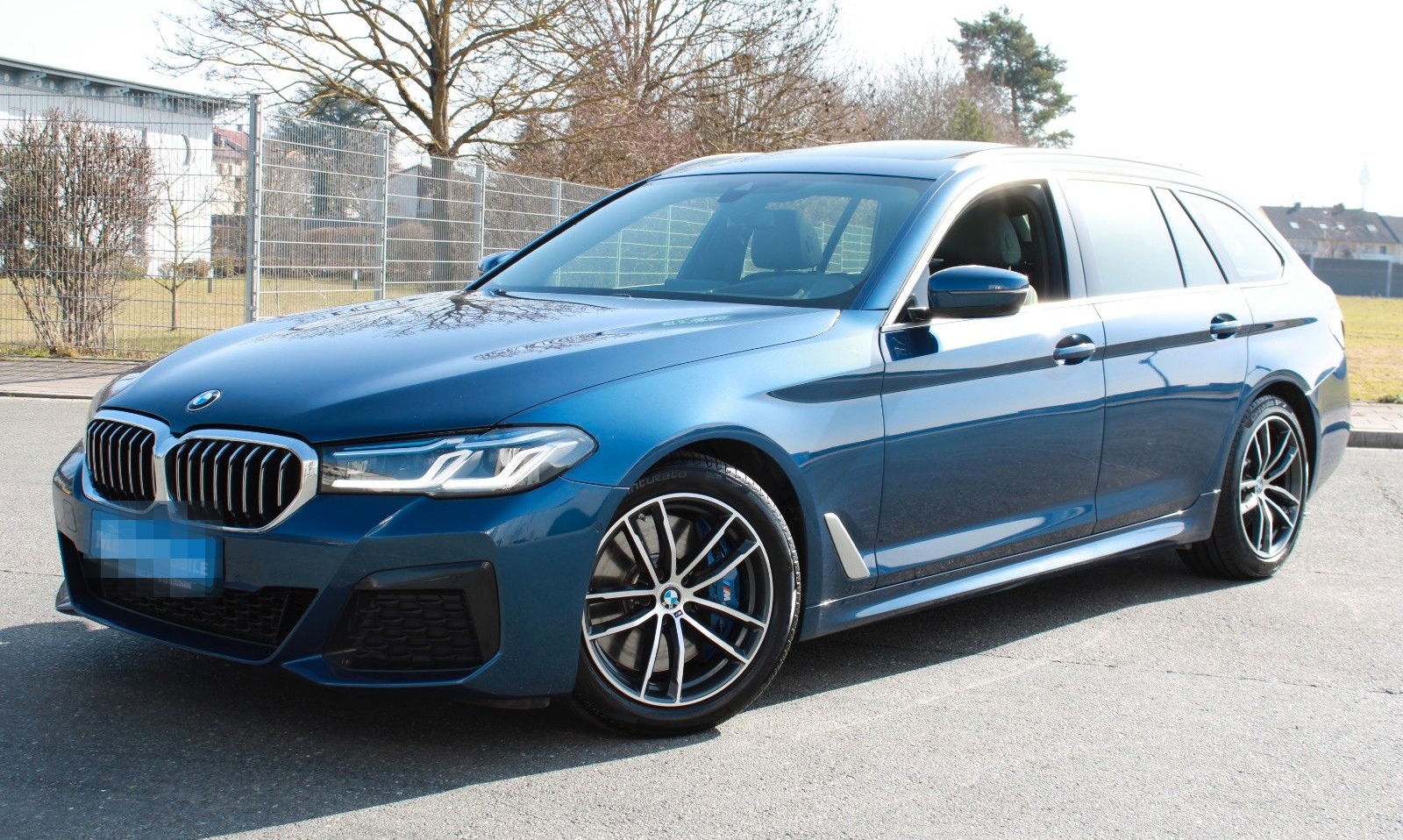 BMW 540d Touring xDrive M Sport PANO HUD Keyless foto 2