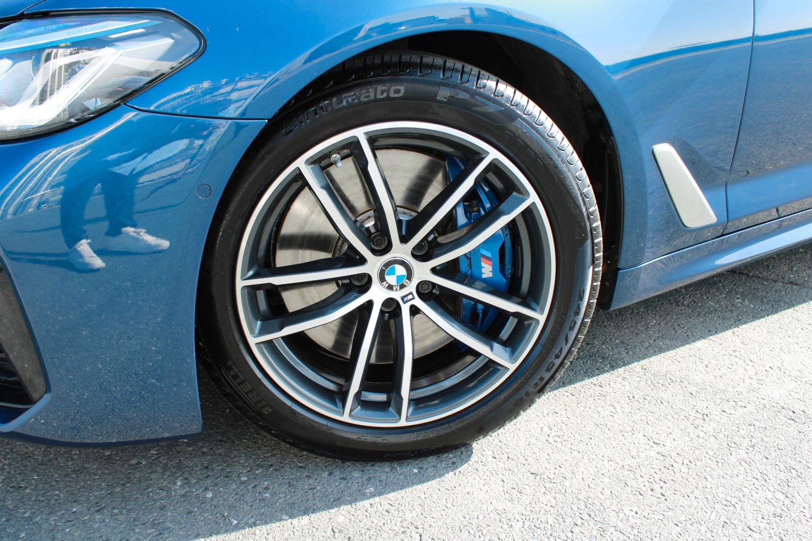 BMW 540d Touring xDrive M Sport PANO HUD Keyless foto 11