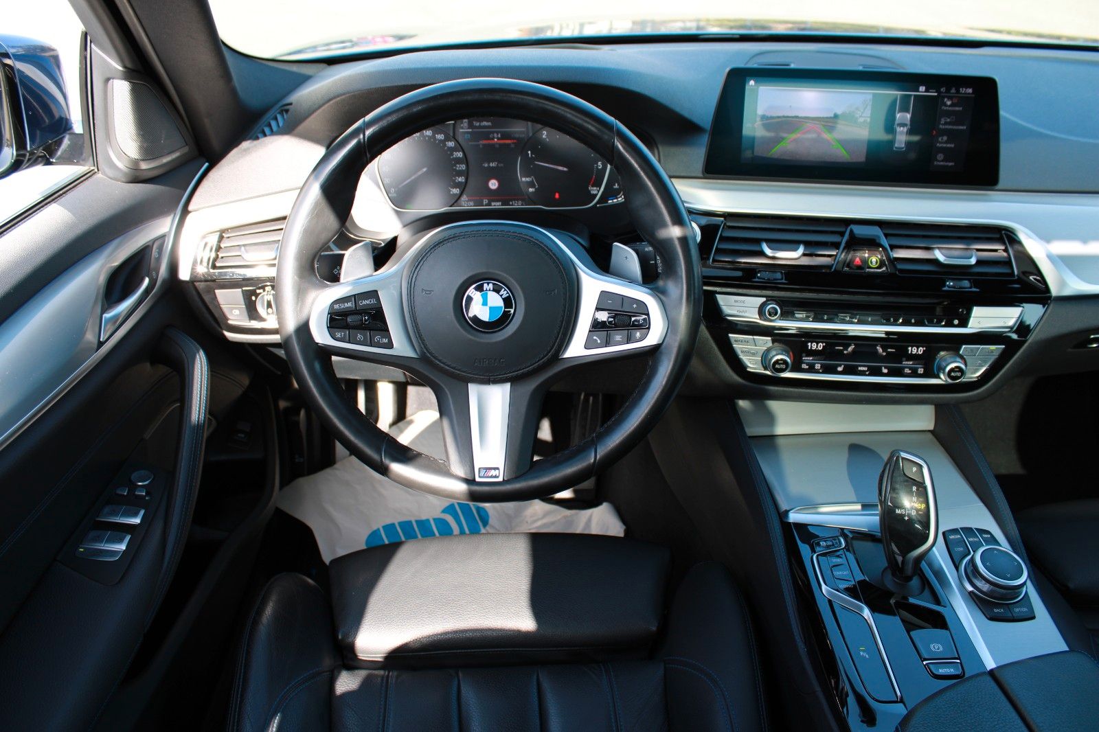 BMW 540d Touring xDrive M Sport PANO HUD Keyless foto 15