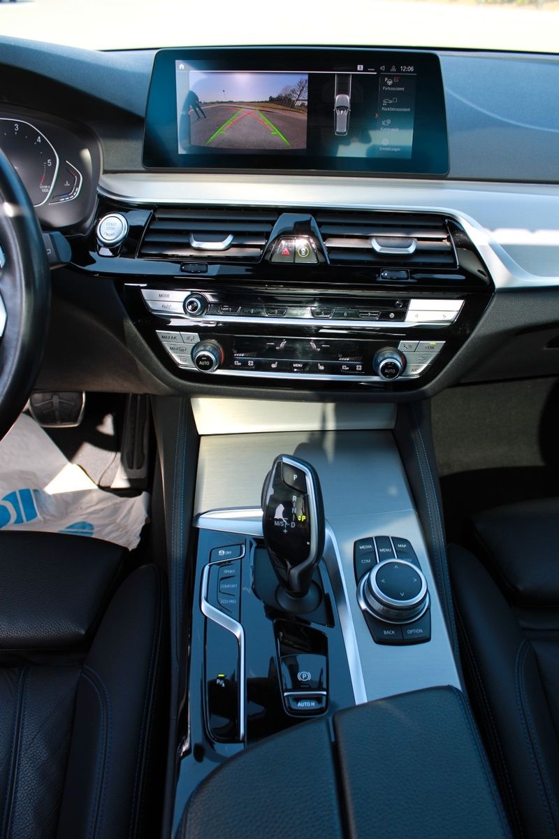 BMW 540d Touring xDrive M Sport PANO HUD Keyless foto 16
