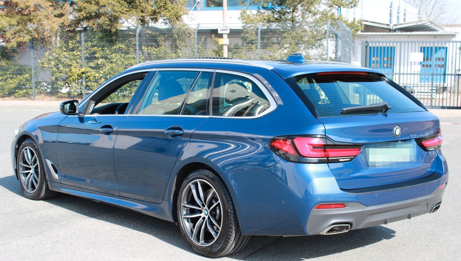 BMW 540d Touring xDrive M Sport PANO HUD Keyless foto 7