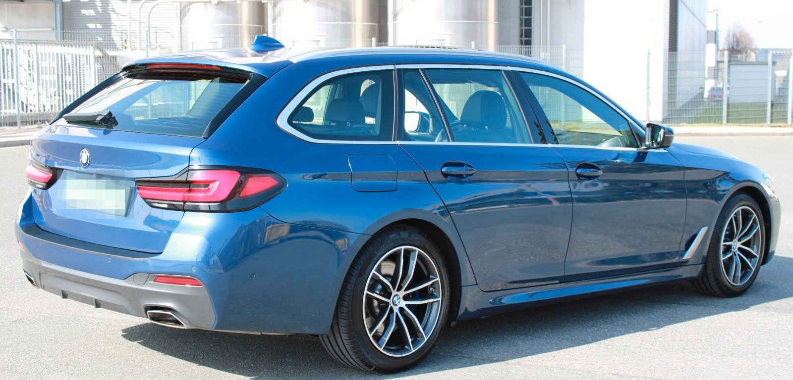 BMW 540d Touring xDrive M Sport PANO HUD Keyless foto 9