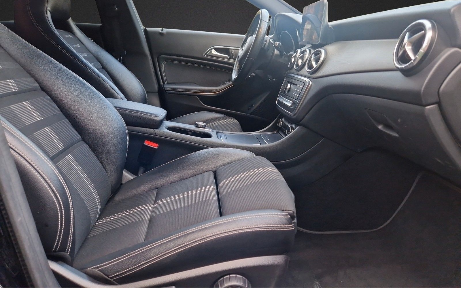 Mercedes-Benz CLA 180 CDI Automatic*AMG*Nav*LED*SHZ*Teilleder* foto 13