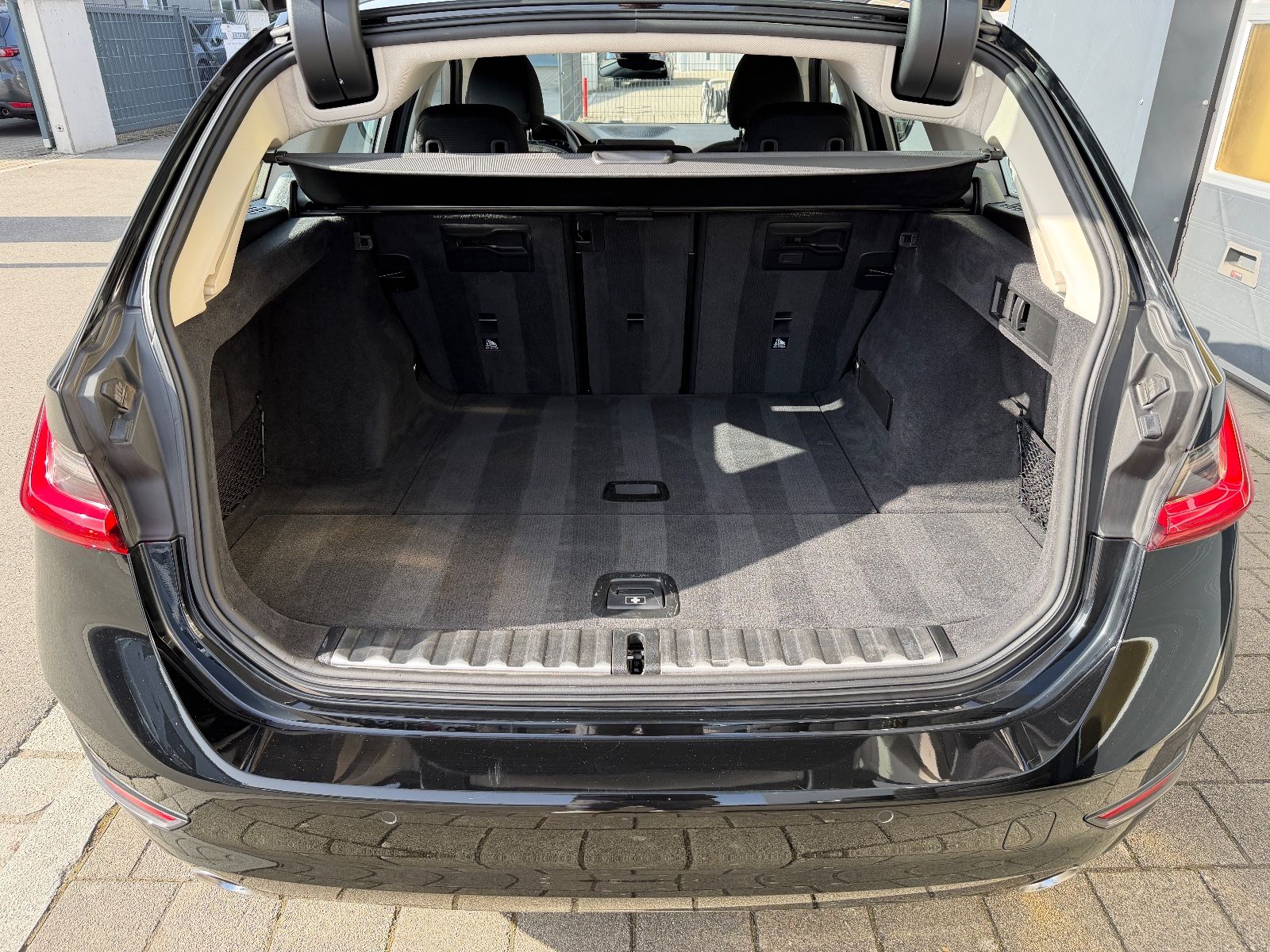 BMW 320 d xDrive Navi StdHzg. 8-fach LED+ SHZ Navi foto 12