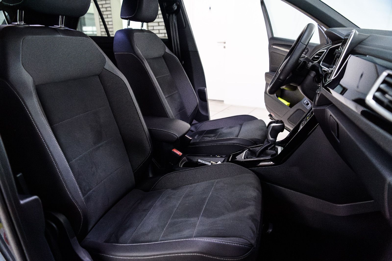 Volkswagen T-Roc R-Line+LED+AHK+NAVI+LHZ+SHZ+GJR+EL.HK foto 18