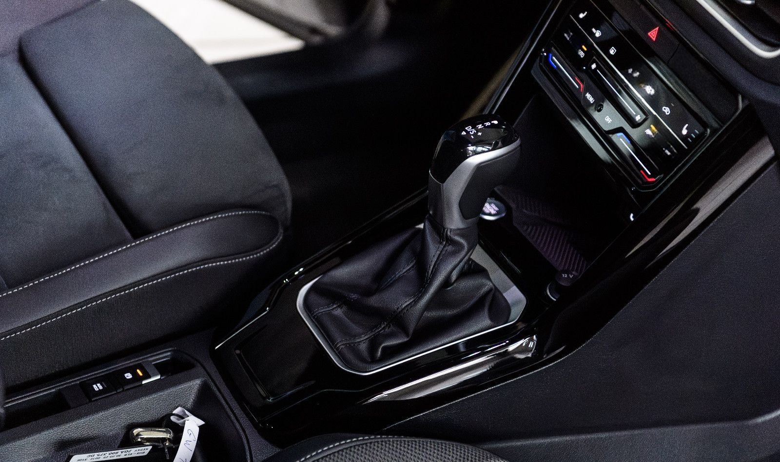 Volkswagen T-Roc R-Line+LED+AHK+NAVI+LHZ+SHZ+GJR+EL.HK foto 20