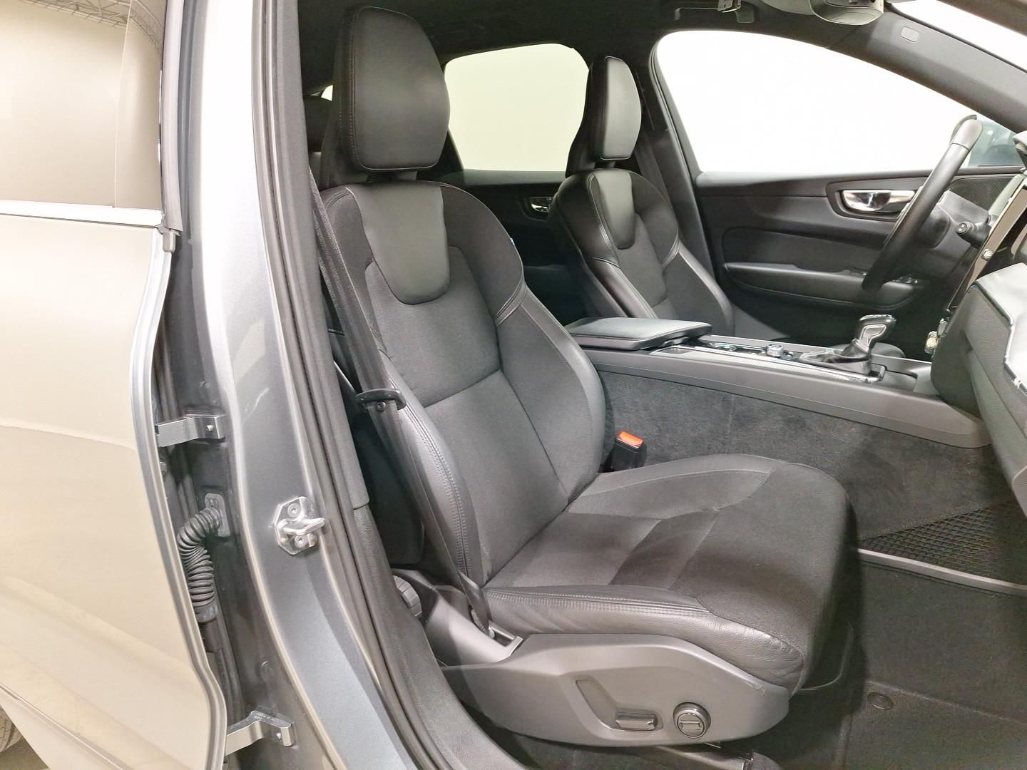 Volvo XC60 T4 2WD Momentum Pro Winter|LED|RFK|Navi foto 12