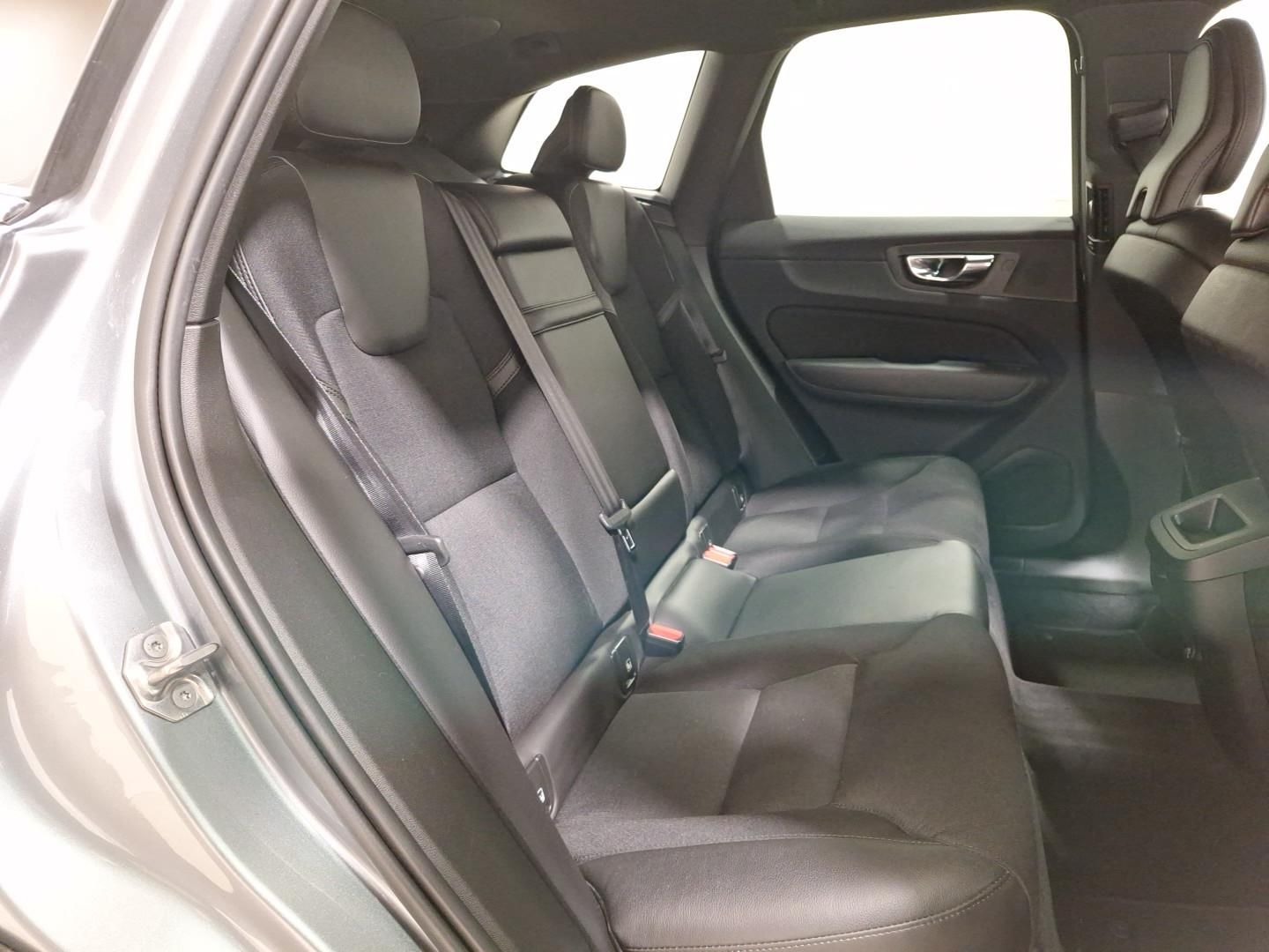 Volvo XC60 T4 2WD Momentum Pro Winter|LED|RFK|Navi foto 14