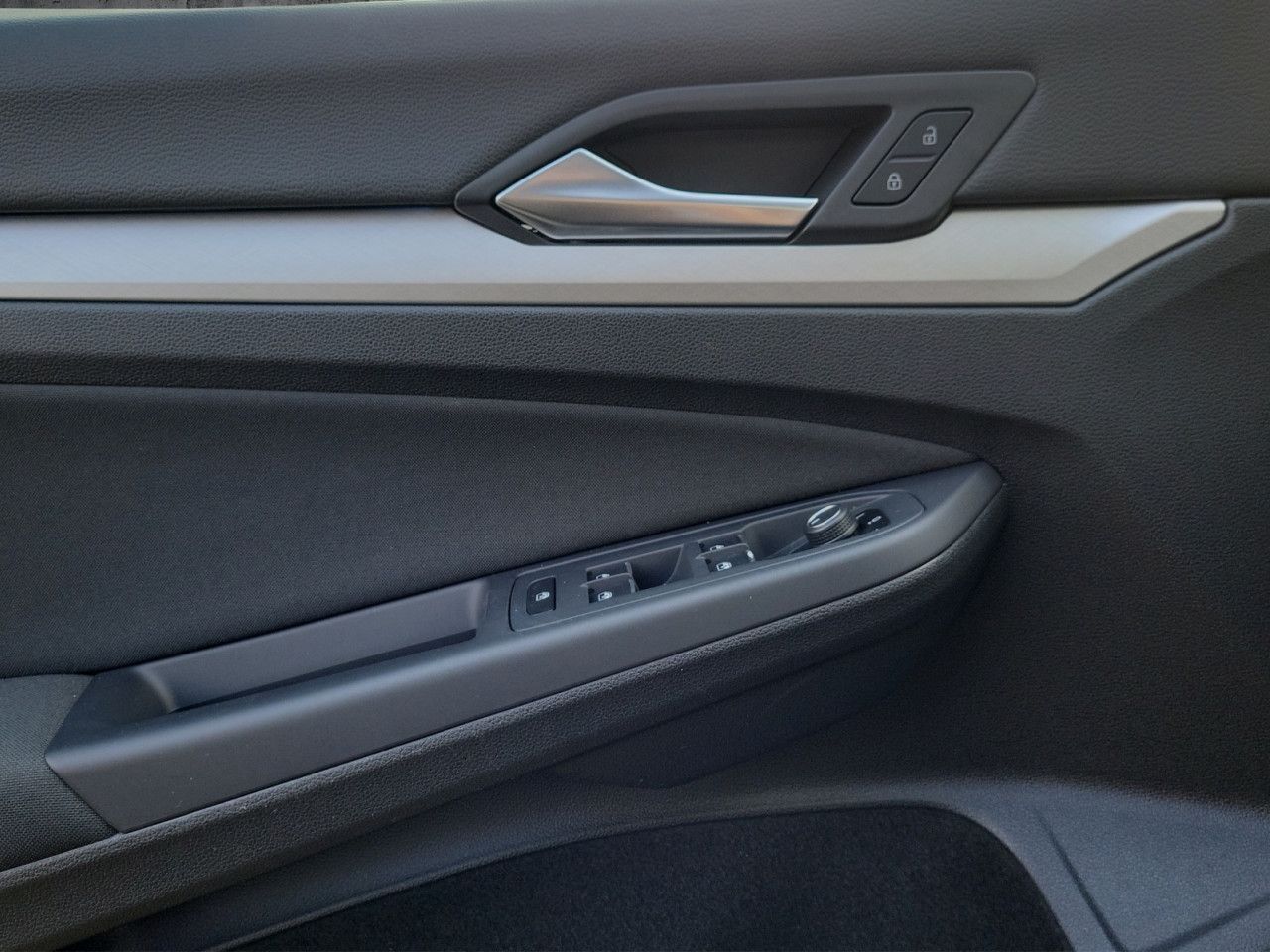 Volkswagen Golf VIII 1.5 l eTSI Life Aut. Navi Pro SHZ foto 17