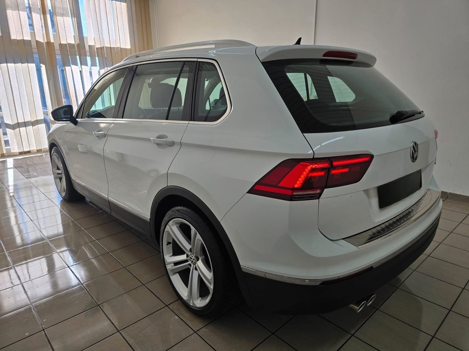 Volkswagen Tiguan 2.0 TSI 4Motion Highline LED ACC AHK 19" foto 2