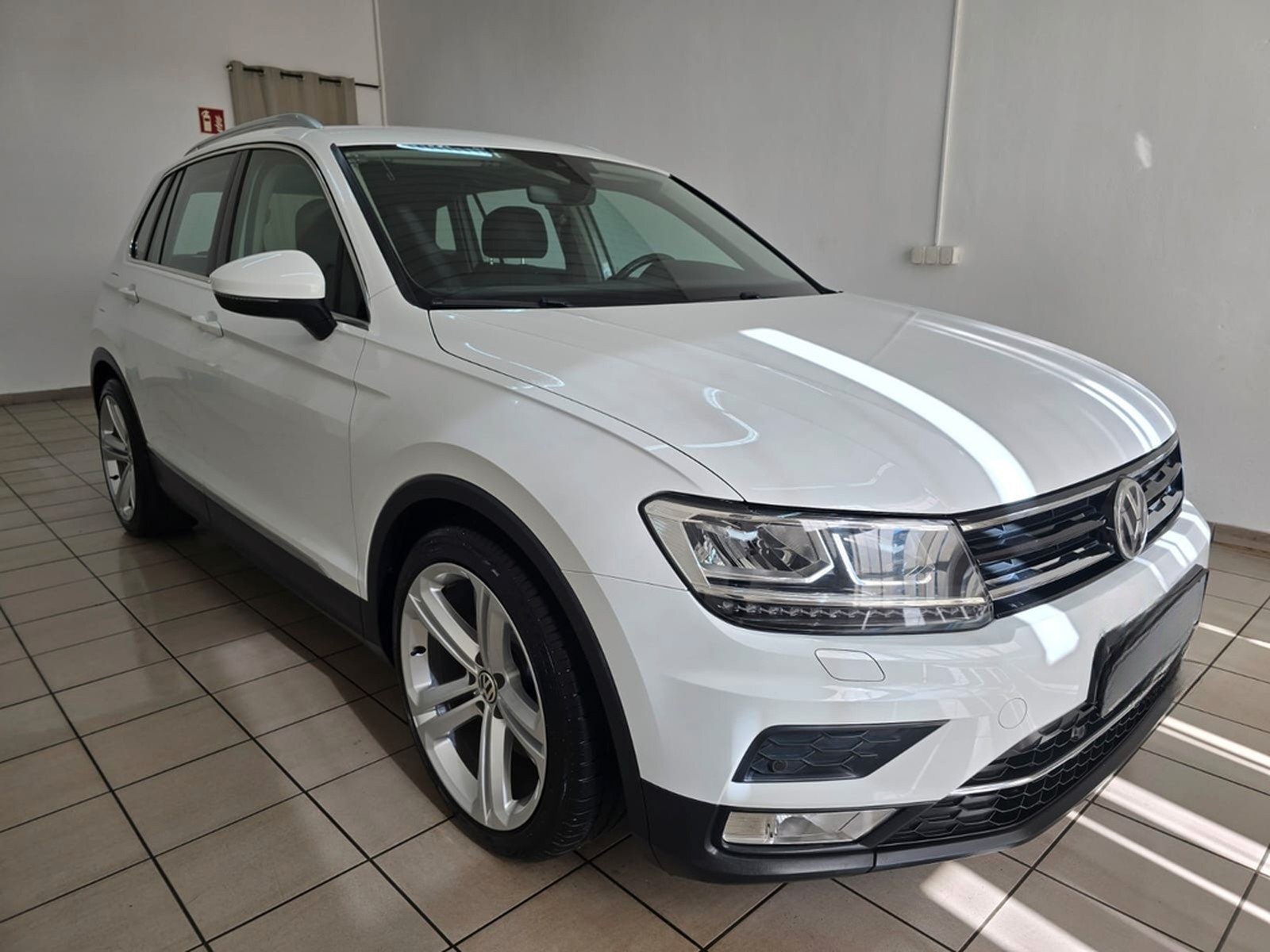 Volkswagen Tiguan 2.0 TSI 4Motion Highline LED ACC AHK 19" foto 4