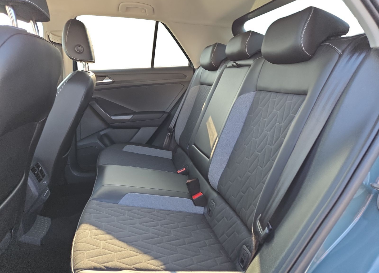 Volkswagen T-Roc Goal 1.5 l TSI DSG, LED/NAVI/ACC. uvm foto 10
