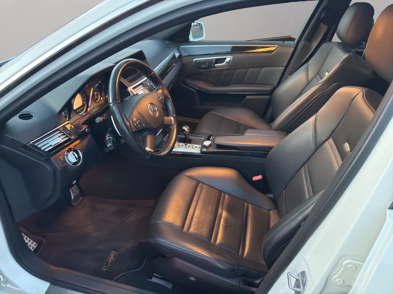 Mercedes-Benz E 63 AMG 6.3 V8 SAUGER! PANO/CAM/KEY/HK7 foto 11