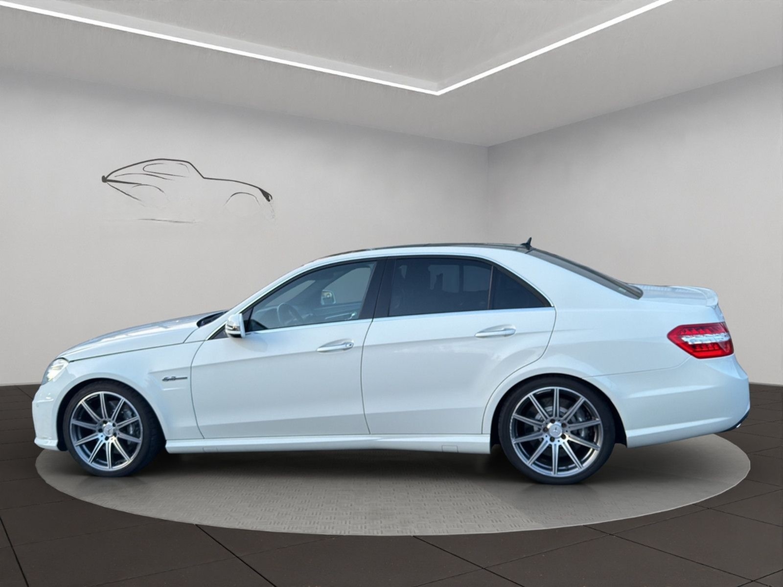 Mercedes-Benz E 63 AMG 6.3 V8 SAUGER! PANO/CAM/KEY/HK7 foto 3