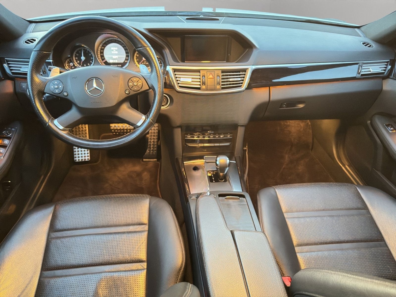Mercedes-Benz E 63 AMG 6.3 V8 SAUGER! PANO/CAM/KEY/HK7 foto 10