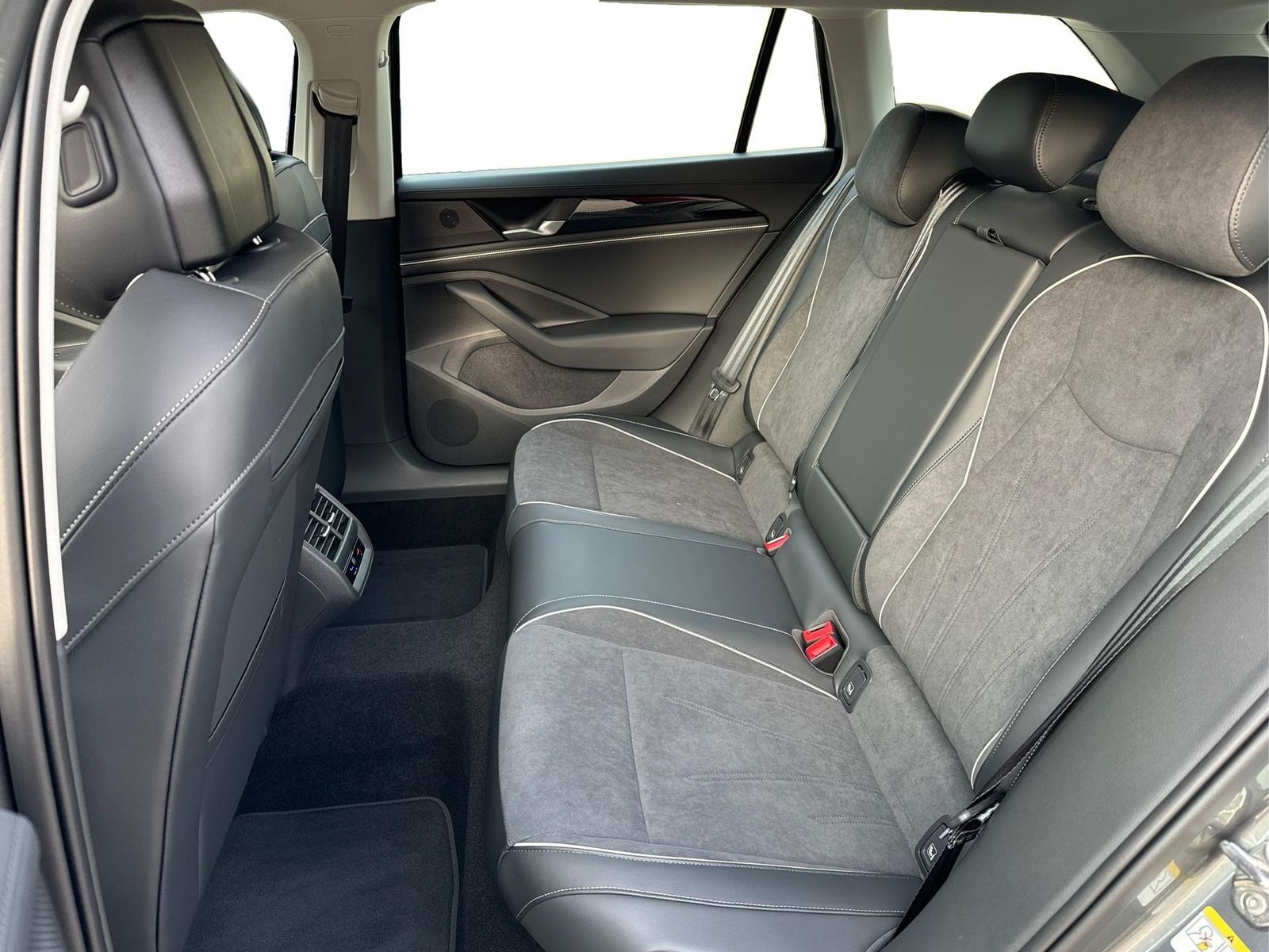 Volkswagen Passat Variant Business DSG+AHK+MASSAGE+NAVI+... foto 25