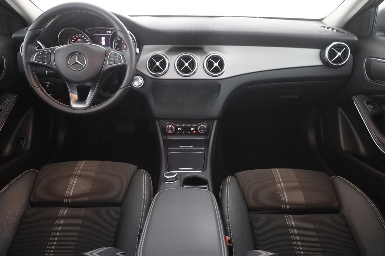 Mercedes-Benz GLA 250 Urban LED Navi Panorama Kamera Teilleder foto 4