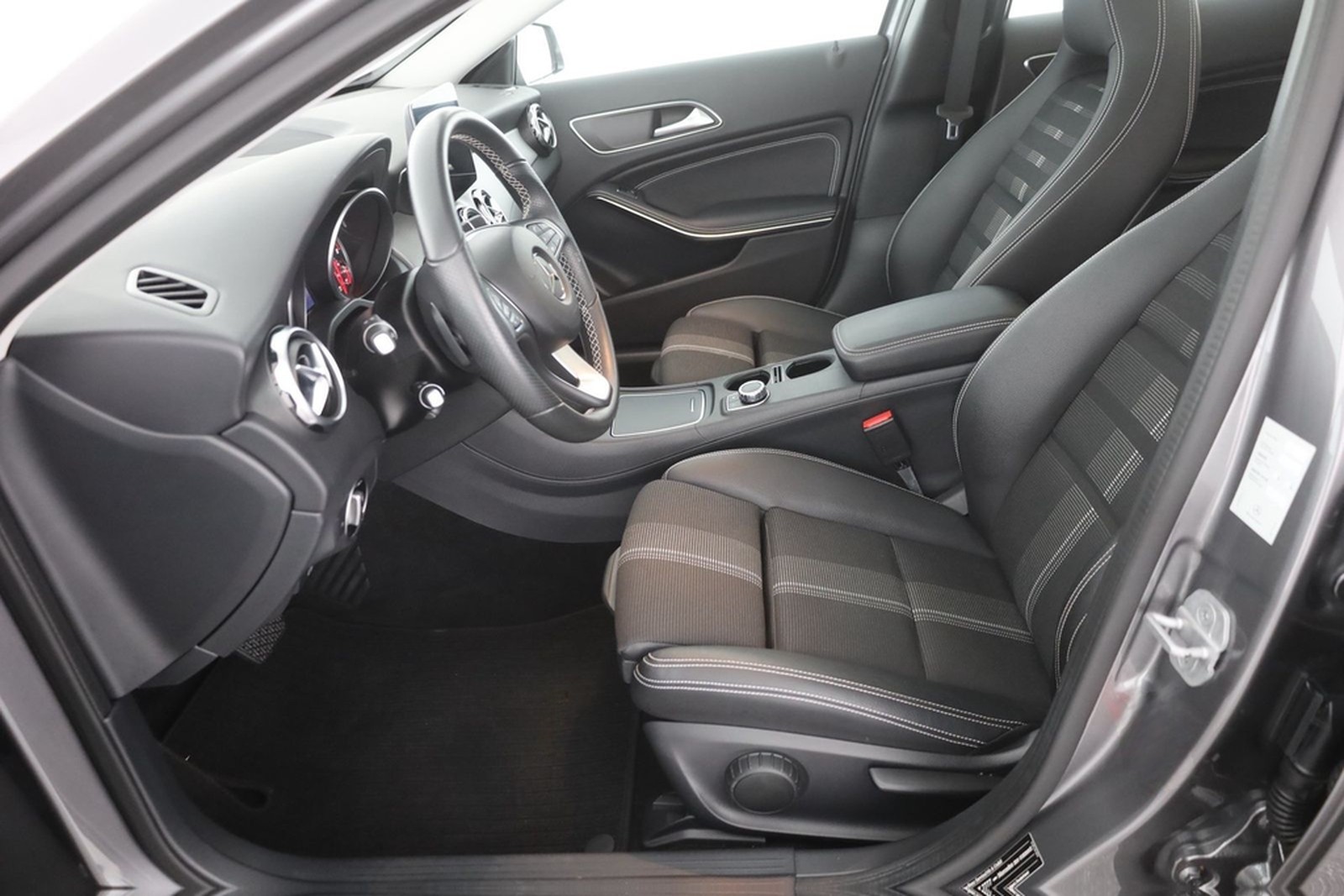 Mercedes-Benz GLA 250 Urban LED Navi Panorama Kamera Teilleder foto 5