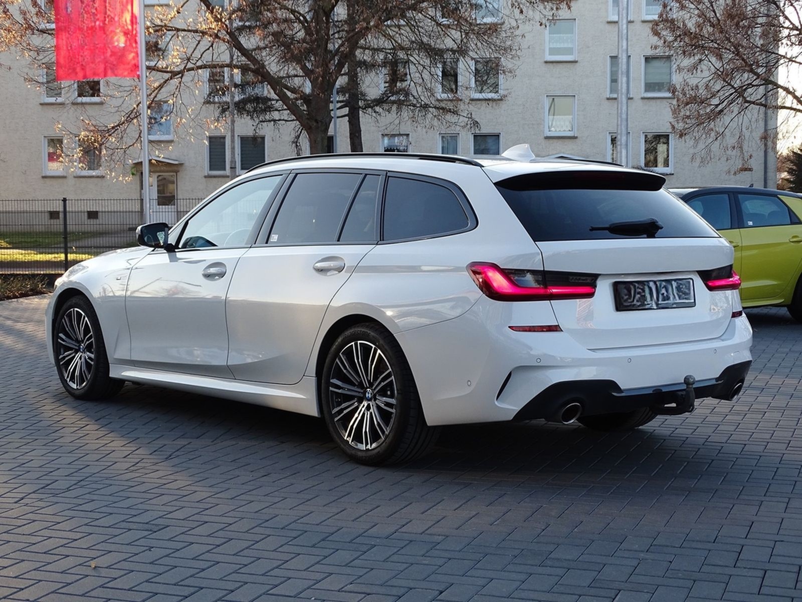 BMW 330i xDrive M Sport Aut. LED Navi AHK Kamera ACC foto 3