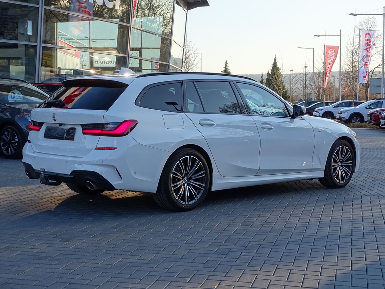BMW 330i xDrive M Sport Aut. LED Navi AHK Kamera ACC foto 5