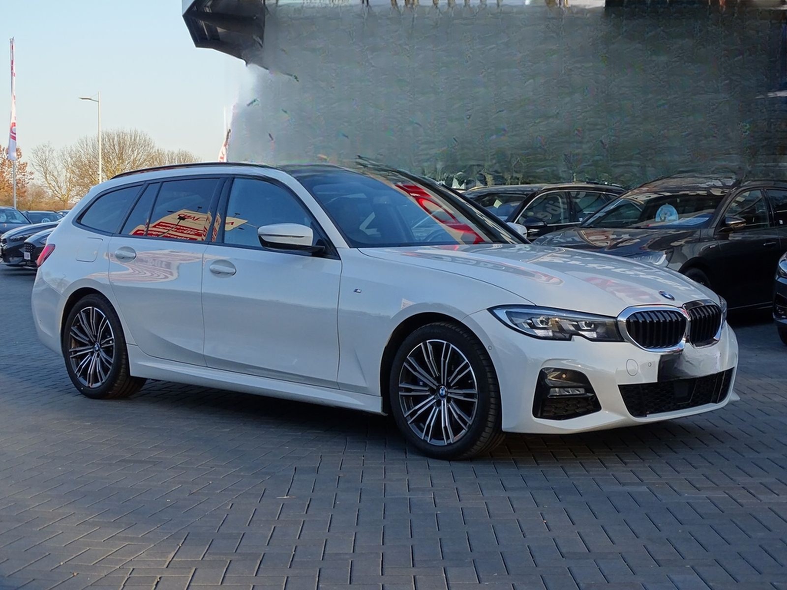 BMW 330i xDrive M Sport Aut. LED Navi AHK Kamera ACC foto 6