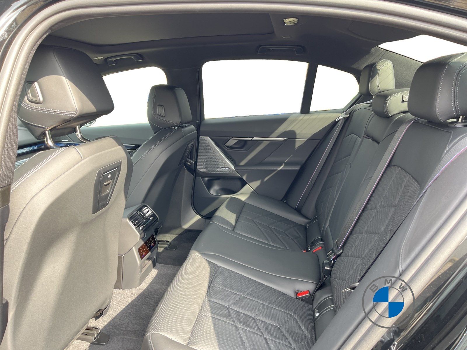 BMW i5 M60 xDrive Limousine M Sport 20" Pano H&K foto 15