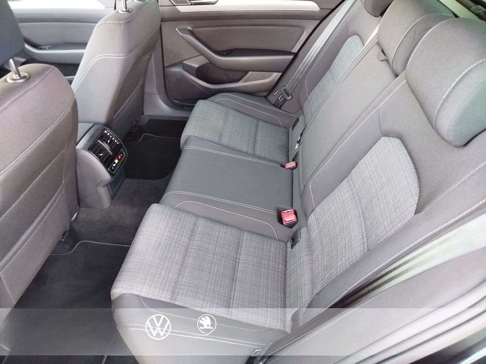 Volkswagen Passat Variant 2.0 TDI DSG Business Navi LED ACC foto 16