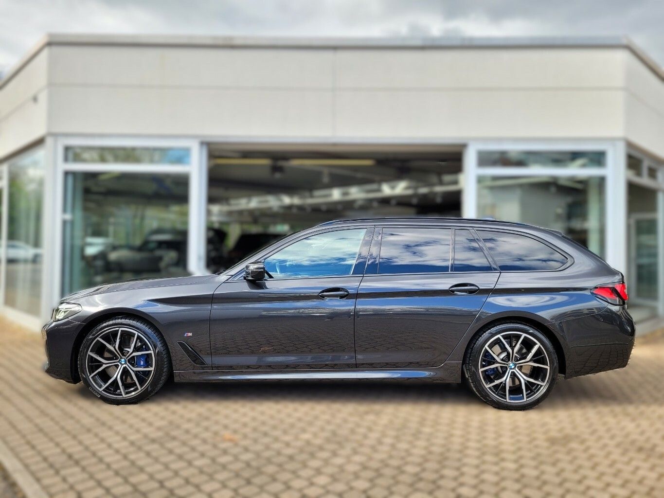 BMW 530 530d xDrive M Sport*AHK*HUD*PANO*DDC*H&K foto 2