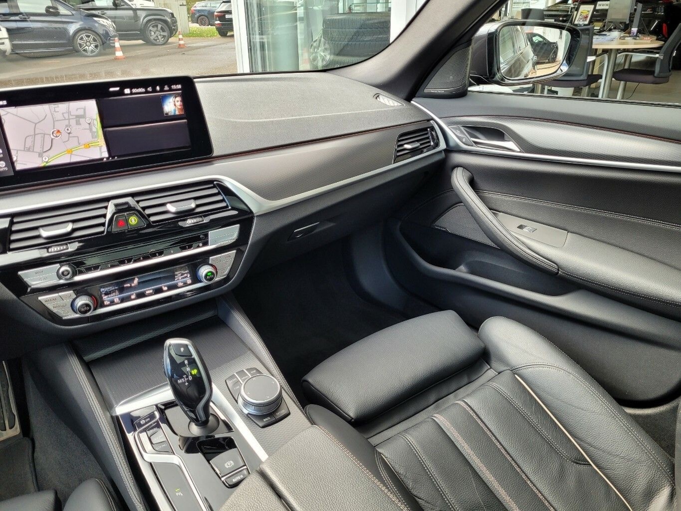 BMW 530 530d xDrive M Sport*AHK*HUD*PANO*DDC*H&K foto 8