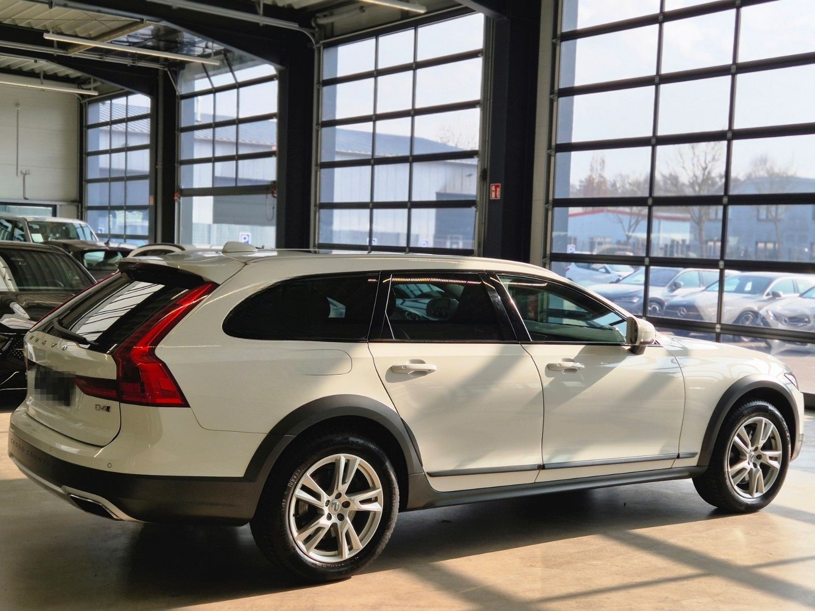 Volvo V90 CROSS COUNTRY AWD LEDER NAV LED PANO CAM AHK foto 5