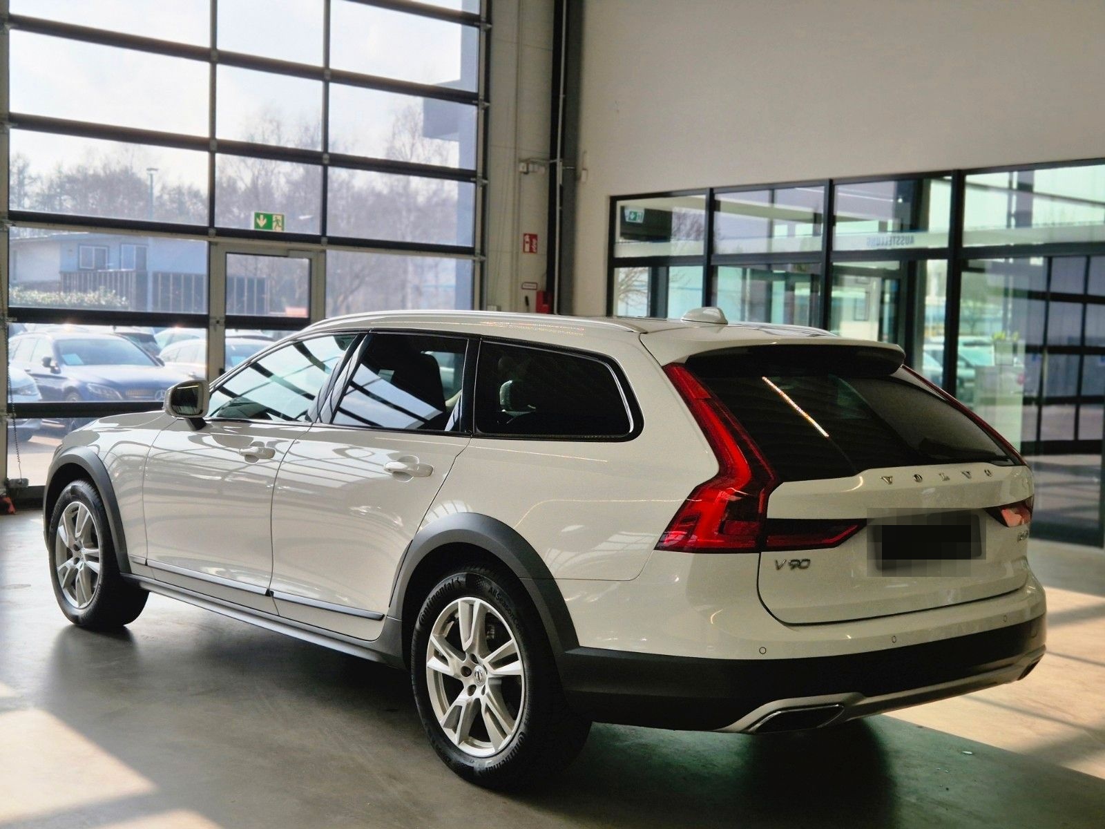 Volvo V90 CROSS COUNTRY AWD LEDER NAV LED PANO CAM AHK foto 7