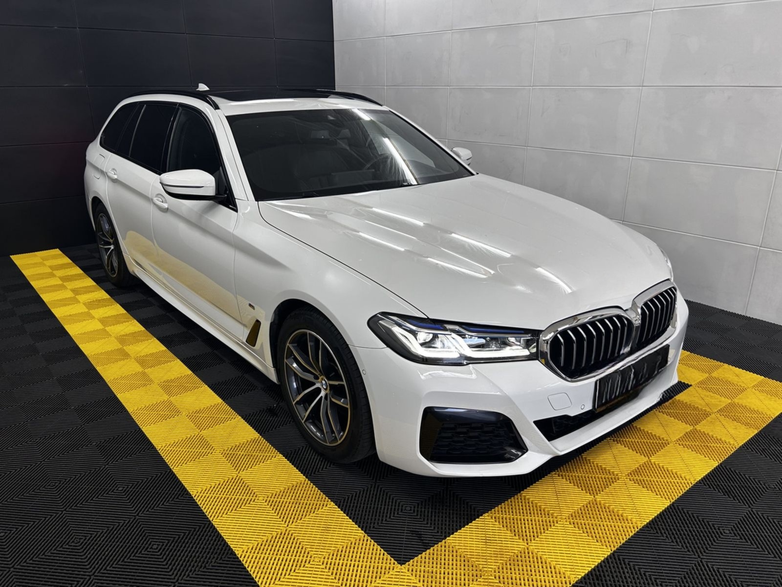 BMW 520 i M Sport+Pano+Laser+Ambiente+Memory+Kam+HUD foto 3
