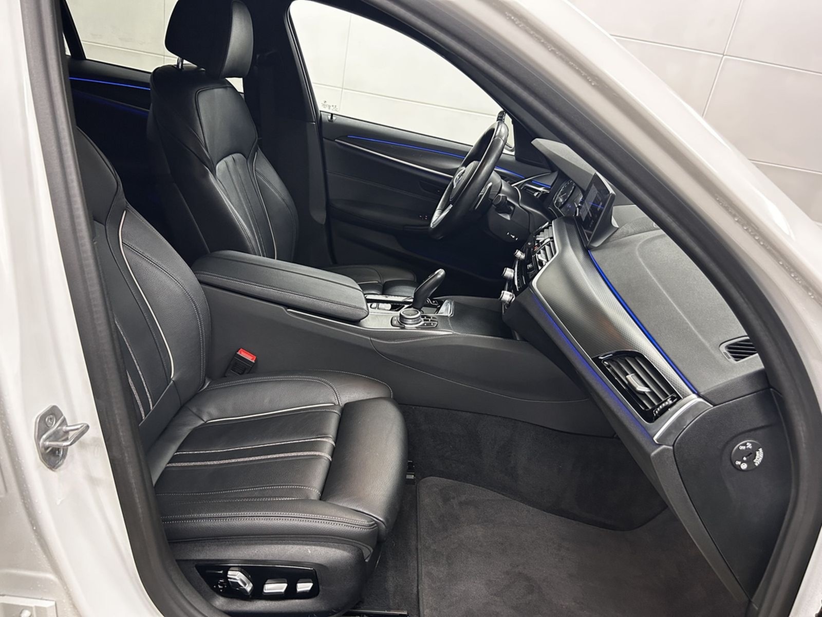 BMW 520 i M Sport+Pano+Laser+Ambiente+Memory+Kam+HUD foto 31