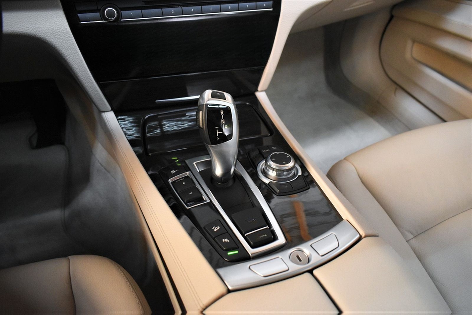 BMW 740d xDrive+1.Hand+Bi-Xenon+Kamera+Memory+AHK foto 18