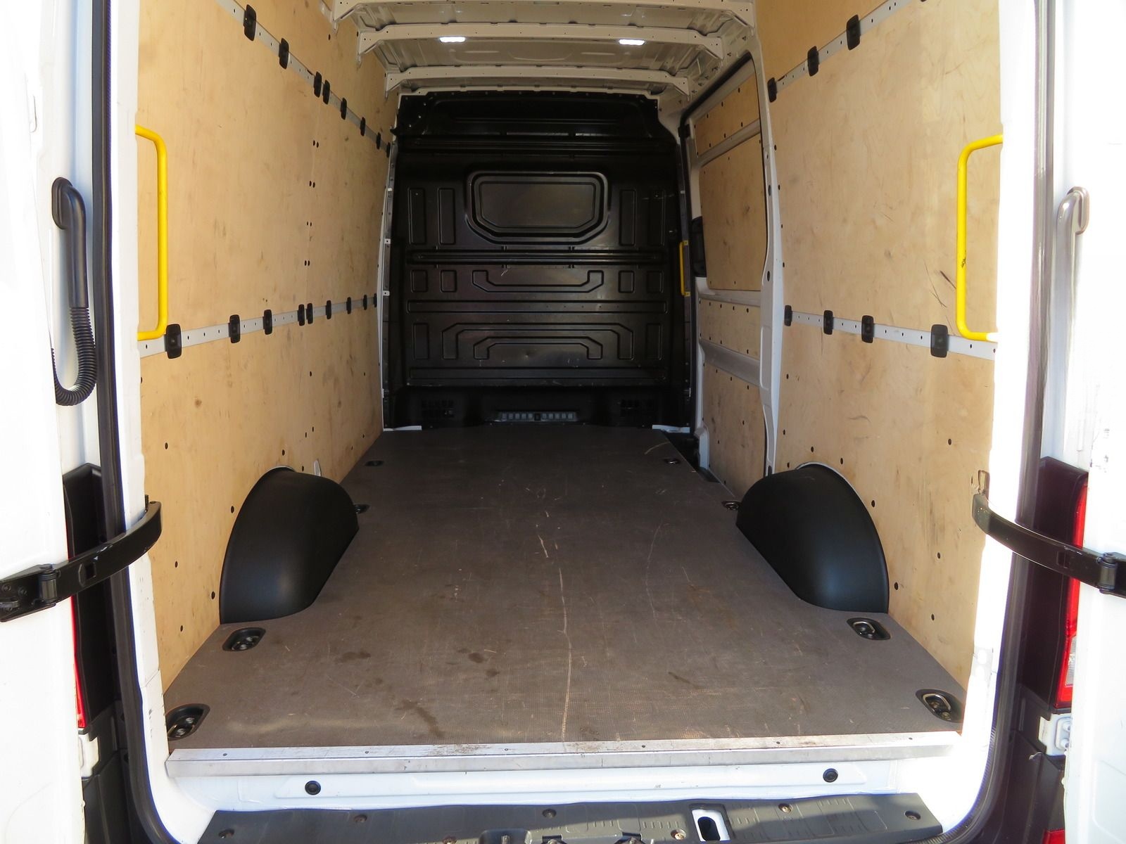 Volkswagen Crafter 35 2.0 TDI Kasten MR HD 4M Ergo Ahk Navi foto 6