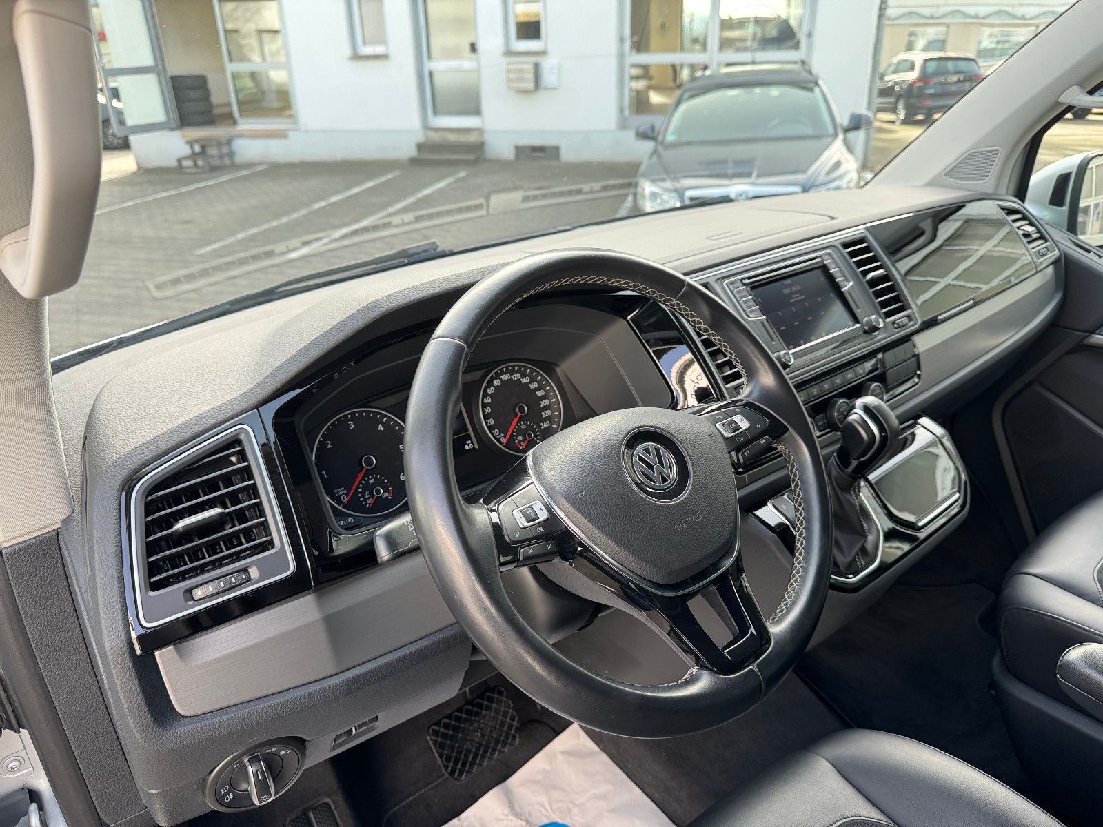 Volkswagen T6 Multivan 2.0 TDI DSG Generation SIX|AHK|Kamer foto 11
