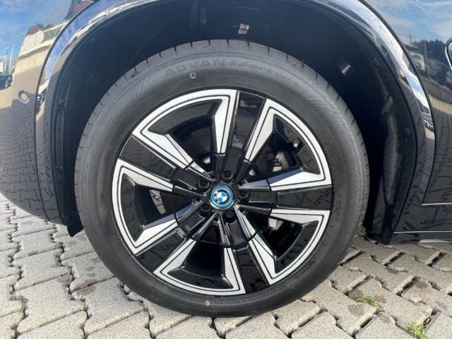 BMW iX3 Sportpaket AD AHK-klappbar Navi Digitales Co foto 8